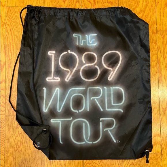 Taylor Swift 1989 World Tour Drawstring Bag - Picture 3 of 5